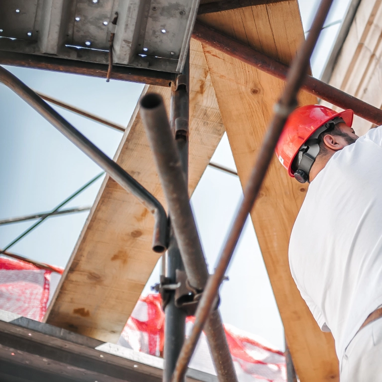 mężczyzna w&nbsp;czerwonym kasku